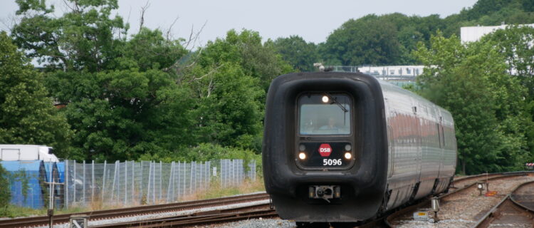 Danemark : l’électrification du réseau prend du retard 4 1260130 : La rame automotrice diesel MF 5006 des DSB entre en gare de Vejle, qui est située sur la ligne Fredericia – Aalborg, dont les travaux d’électrification débutés fin 2021 ont pris du retard (29 juin 2021) Crédit photo :** **Luc LEVERT