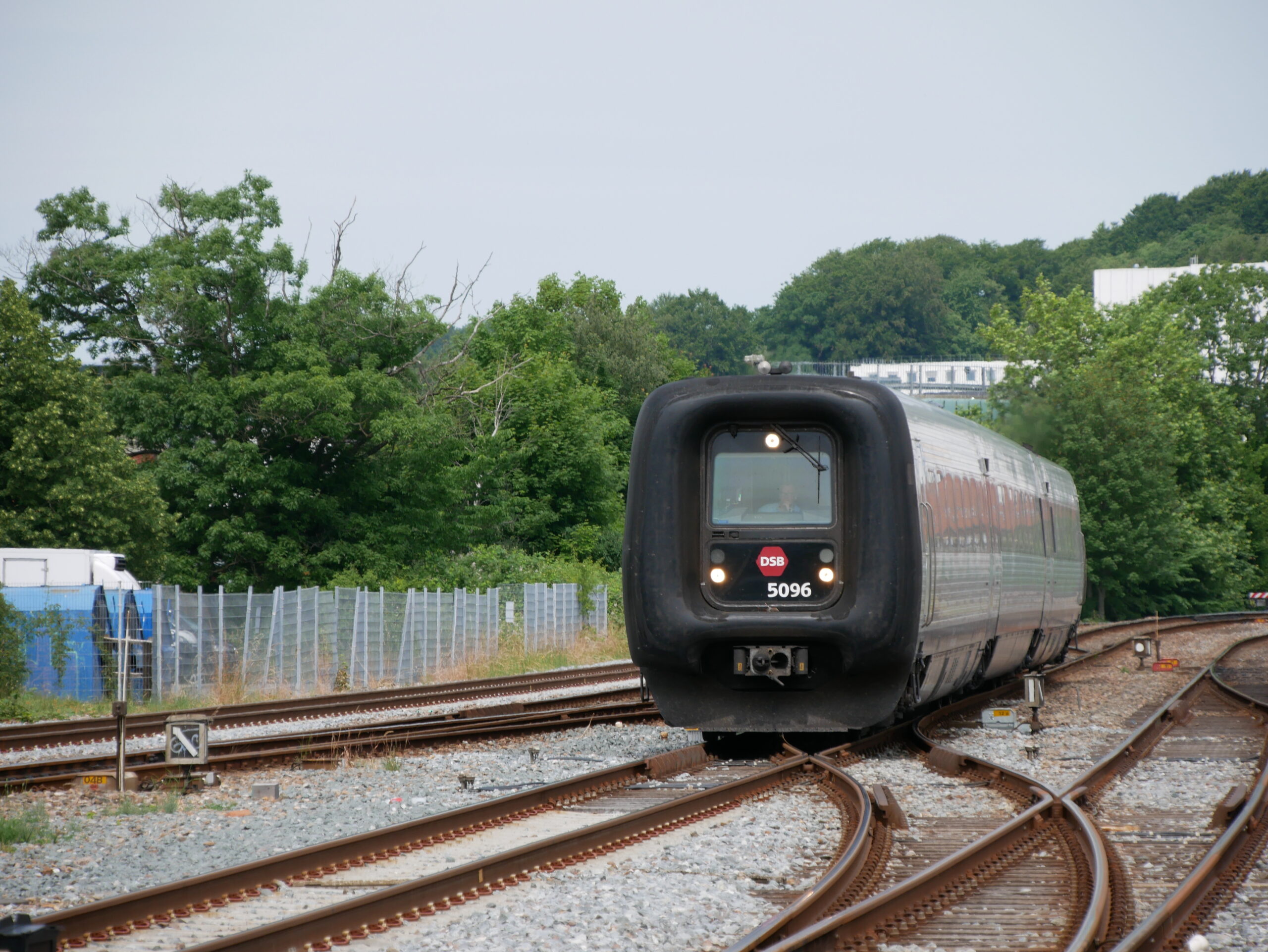 Danemark : l’électrification du réseau prend du retard 1 1260130 : La rame automotrice diesel MF 5006 des DSB entre en gare de Vejle, qui est située sur la ligne Fredericia – Aalborg, dont les travaux d’électrification débutés fin 2021 ont pris du retard (29 juin 2021) Crédit photo :** **Luc LEVERT