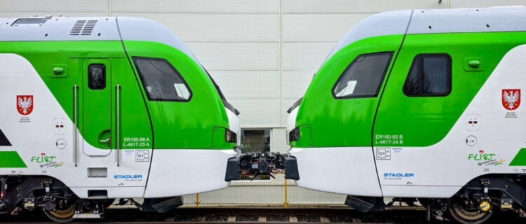 Pologne : Déjà 35 Flirt 3 livrés par Stadler à Koleje Mazowieckie 4 Vue partielle des Flirt ER160-85 et ER160-86 en UM livrés par Stadler Rail à Koleje Mazowieckie (23 juin 2026) Crédit photo : Stadler Rail