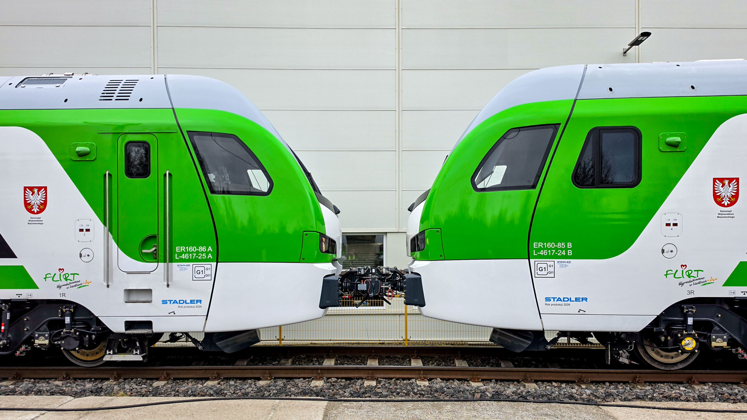 Pologne : Déjà 35 Flirt 3 livrés par Stadler à Koleje Mazowieckie 2 Vue partielle des Flirt ER160-85 et ER160-86 en UM livrés par Stadler Rail à Koleje Mazowieckie (23 juin 2026) Crédit photo : Stadler Rail
