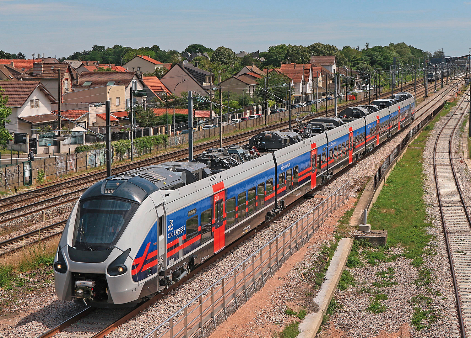 Le CDG Express se rapproche de Roissy 2 Marche de formation de la Z 61613 de l’opérateur Hello Paris exploitant le CDG Express (17 juin 2026 ; C. Masse).