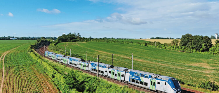 Hauts-de-France : déjà deux lots attribués à SNCF Voyageurs 2 Le TER K14 847908 Saint-Quentin - Paris-Nord, assuré par la rame Omeo 251XL Z 56001/002, est aperçu peu avant la gare de Survilliers-Fosses (11 juin 2026).
