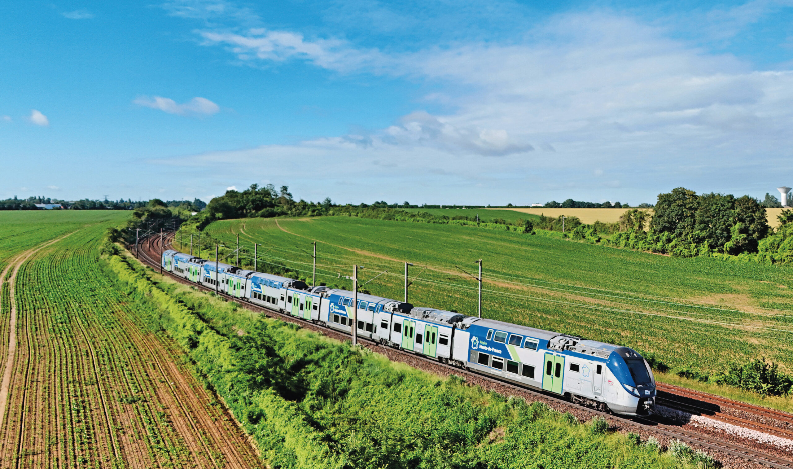 Hauts-de-France : déjà deux lots attribués à SNCF Voyageurs 1 Le TER K14 847908 Saint-Quentin - Paris-Nord, assuré par la rame Omeo 251XL Z 56001/002, est aperçu peu avant la gare de Survilliers-Fosses (11 juin 2026).