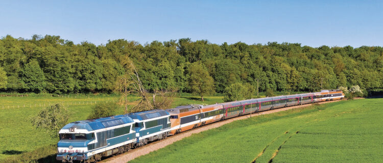 La rame 16 du record acheminée de Laroche au Creusot via Corbigny 2 Les CC 72084 et 72064 ainsi que la rame TGV PSE 16 sont immortalisées sur la commune d’Amazy, lors de la marche 428981 Laroche‑Migennes – Le Creusot (24 avril 2026 ; L. Battestini).
