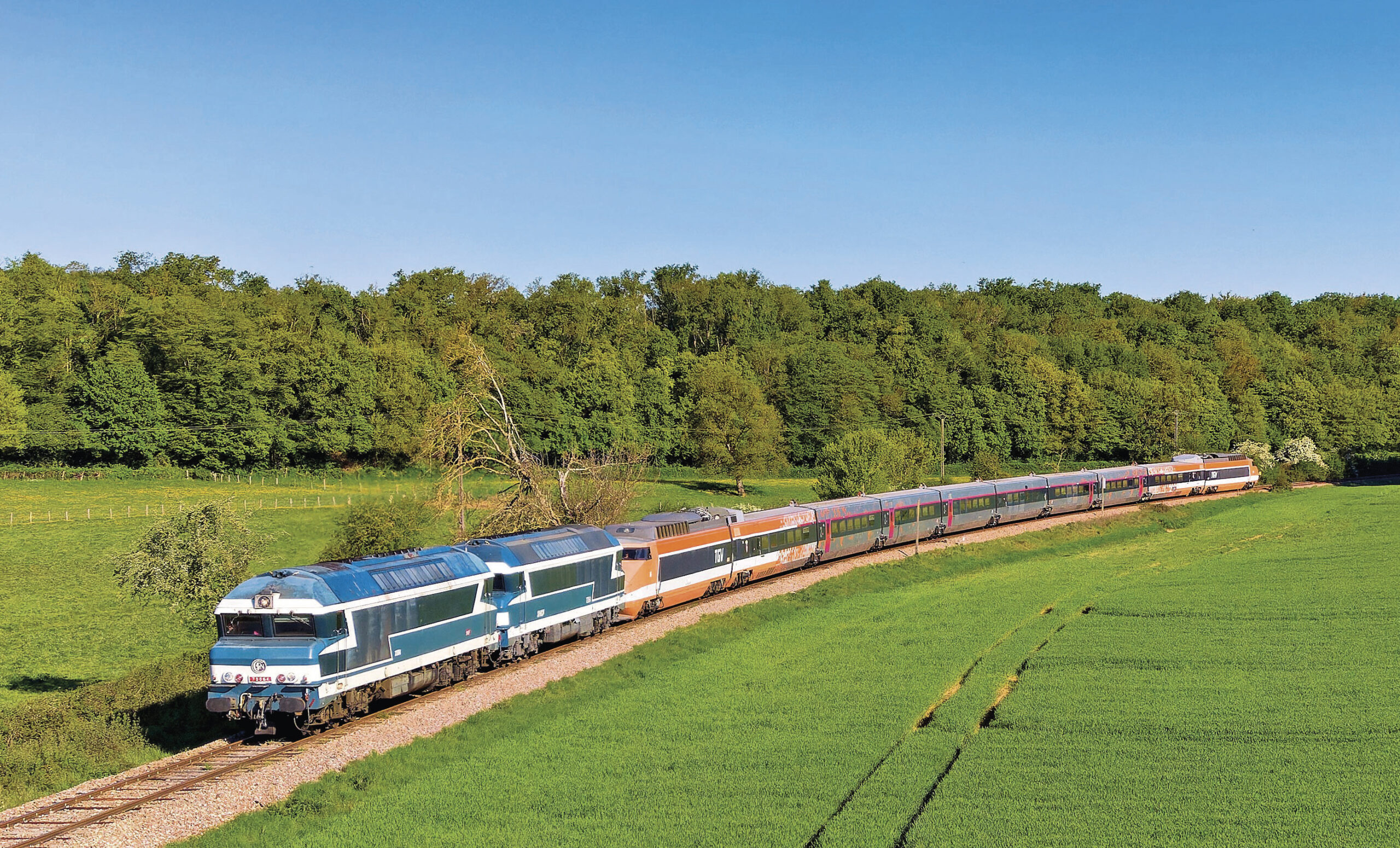 La rame 16 du record acheminée de Laroche au Creusot via Corbigny 1 Les CC 72084 et 72064 ainsi que la rame TGV PSE 16 sont immortalisées sur la commune d’Amazy, lors de la marche 428981 Laroche‑Migennes – Le Creusot (24 avril 2026 ; L. Battestini).