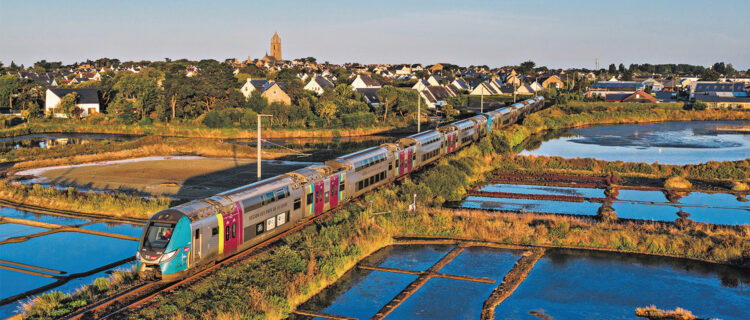 L’épopée des automotrices électriques en France (1900-2026) 2 La Z 56510, en tête du train reliant Le Croisic à Orléans, traverse la commune de Batz-sur-Mer en Loire-Atlantique (2 août 2025 ; P-L. Espinasse).