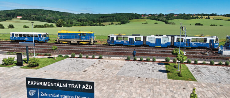 Signalisation, automatisation, téléconduite : l’Europe prépare le rail du futur Le 2 Le site d’essai d’AŽD Praha situé à Dětenice, avec de gauche à droite : l’automoteur diesel 810 221-2, la locomotive diesel 742 119-1 et le prototype « Lenka » d’automotrice hybride électrique-batterie issu d’un tram modifié (4 juin 2026).