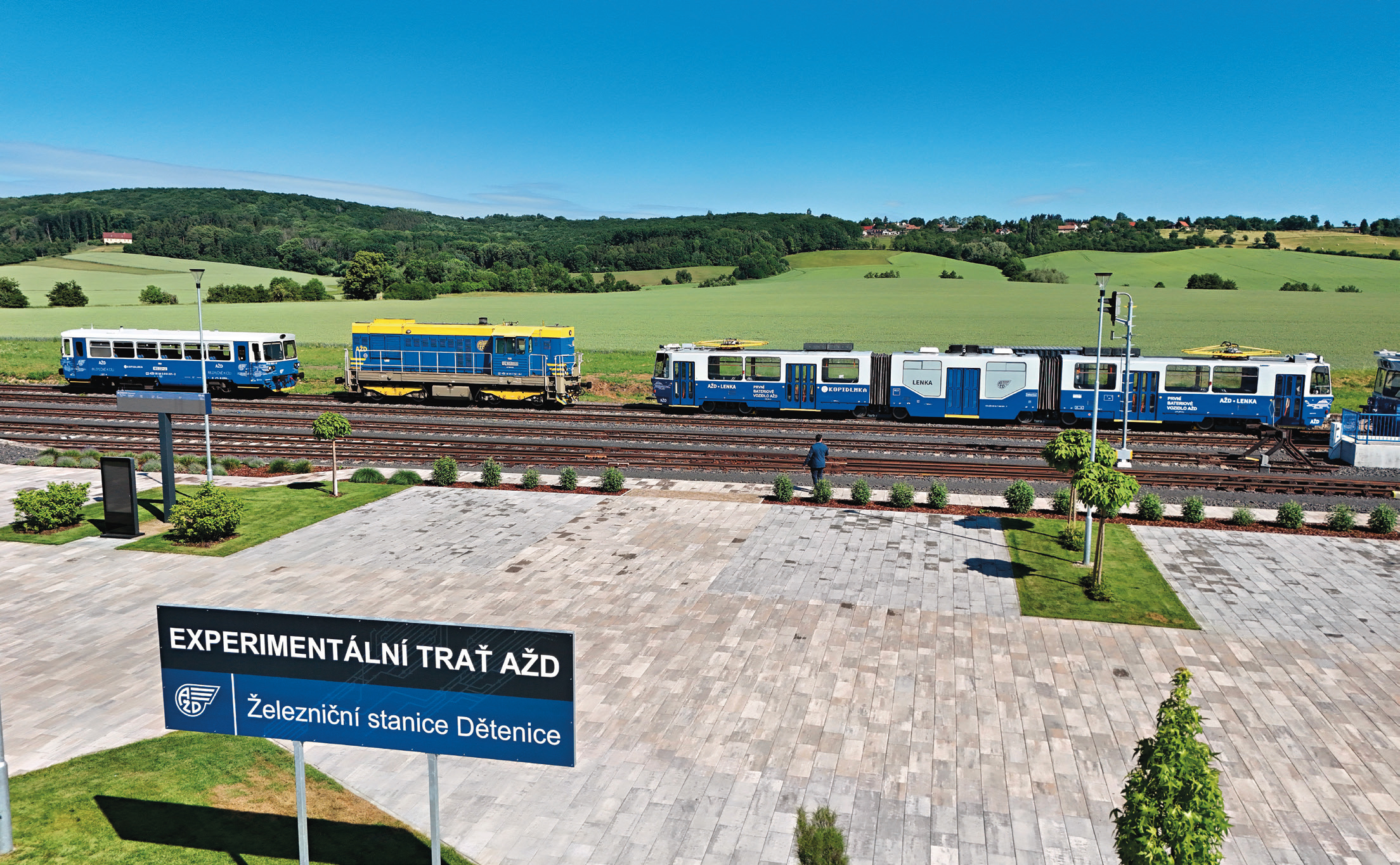 Signalisation, automatisation, téléconduite : l’Europe prépare le rail du futur Le 1 Le site d’essai d’AŽD Praha situé à Dětenice, avec de gauche à droite : l’automoteur diesel 810 221-2, la locomotive diesel 742 119-1 et le prototype « Lenka » d’automotrice hybride électrique-batterie issu d’un tram modifié (4 juin 2026).