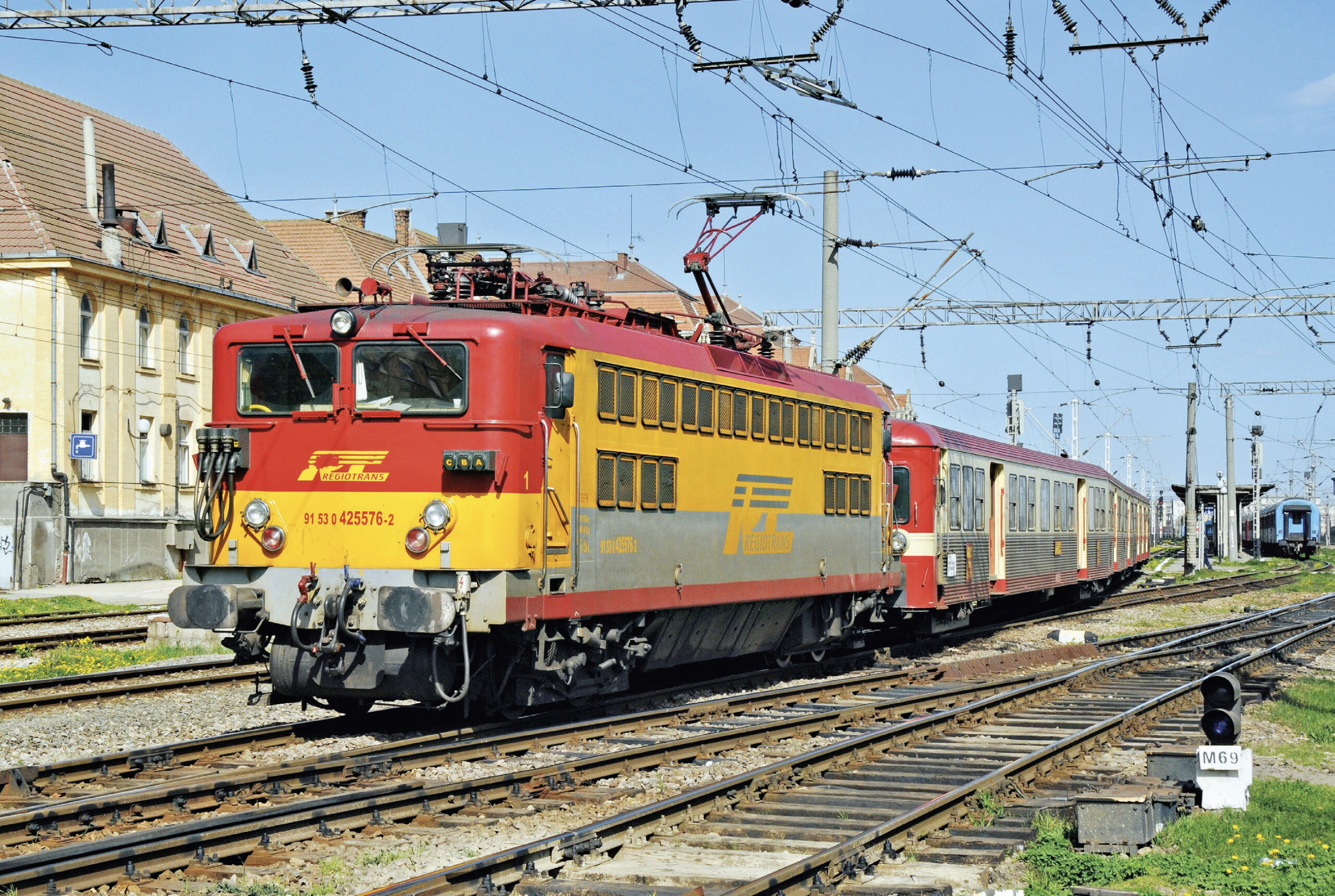 LE CHEMIN DE FER EN ROUMANIE Du communisme à l’économie de marché (2de partie) 1 La 78 3207 de Transferoviar Călători, un Wadloper ex-NS, passe devant Bucarest-Basarab pour rentrer au dépôt (27 juin 2024).
