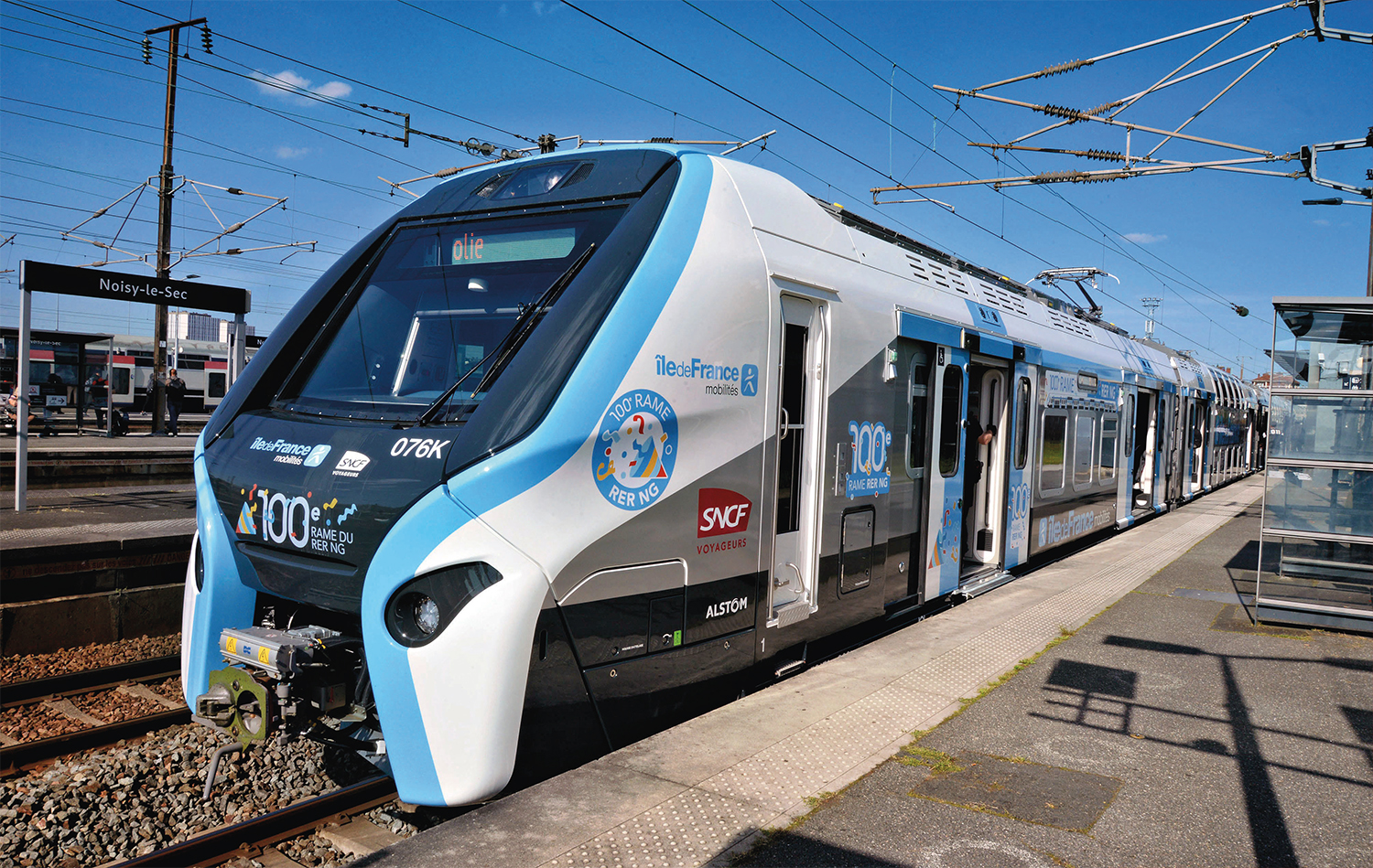 RER NG : 100 rames en circulation 2 La 100 e rame du RER NG (rame 076 K du RER E) a reçu un pelliculage événementiel sur les deux véhicules d’extrémité, elle est aperçue le 21 mai 2026 lors de son voyage inaugural Chelles-Gournay – Nanterre : en gare de Noisy-le-Sec