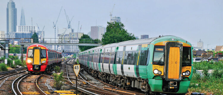 Royaume-Uni : Govia Thameslink Railway nationalisé 2 Deux Electrostar traversent la gare de Clapham Junction, à gauche le 387 219 en livrée Gatwick Express à droite le 377 414 en livrée Southern (8 juin 2018).