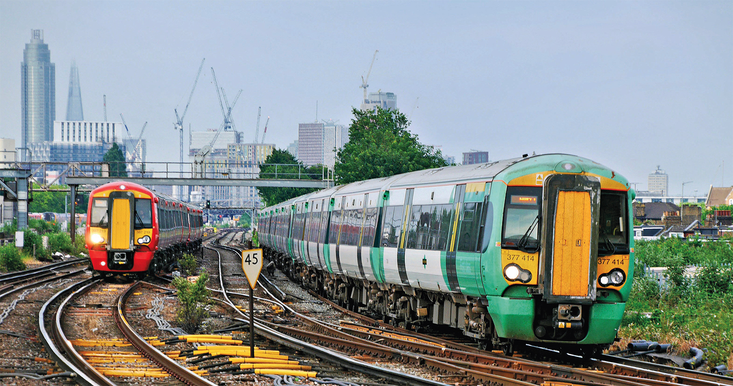 Royaume-Uni : Govia Thameslink Railway nationalisé 2 Deux Electrostar traversent la gare de Clapham Junction, à gauche le 387 219 en livrée Gatwick Express à droite le 377 414 en livrée Southern (8 juin 2018).