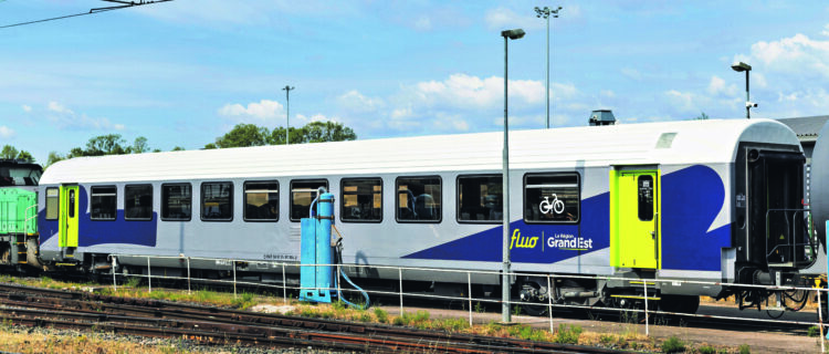 La nouvelle livrée « coup de pinceau » 2 En gare de Strasbourg, une voiture individuelle Corail Grand Est stationne, fraîchement sortie de rénovation, arborant le nouveau gimmick "coup de pinceau" Grand Est, que les AGC et 2NNG de la même région portent également. On note également la peinture du toit en blanc, comme certaines voitures Intercités, sans doute pour faire face aux fortes chaleurs en été et ainsi moins solliciter la climatisation. © Emmanuel Brémont