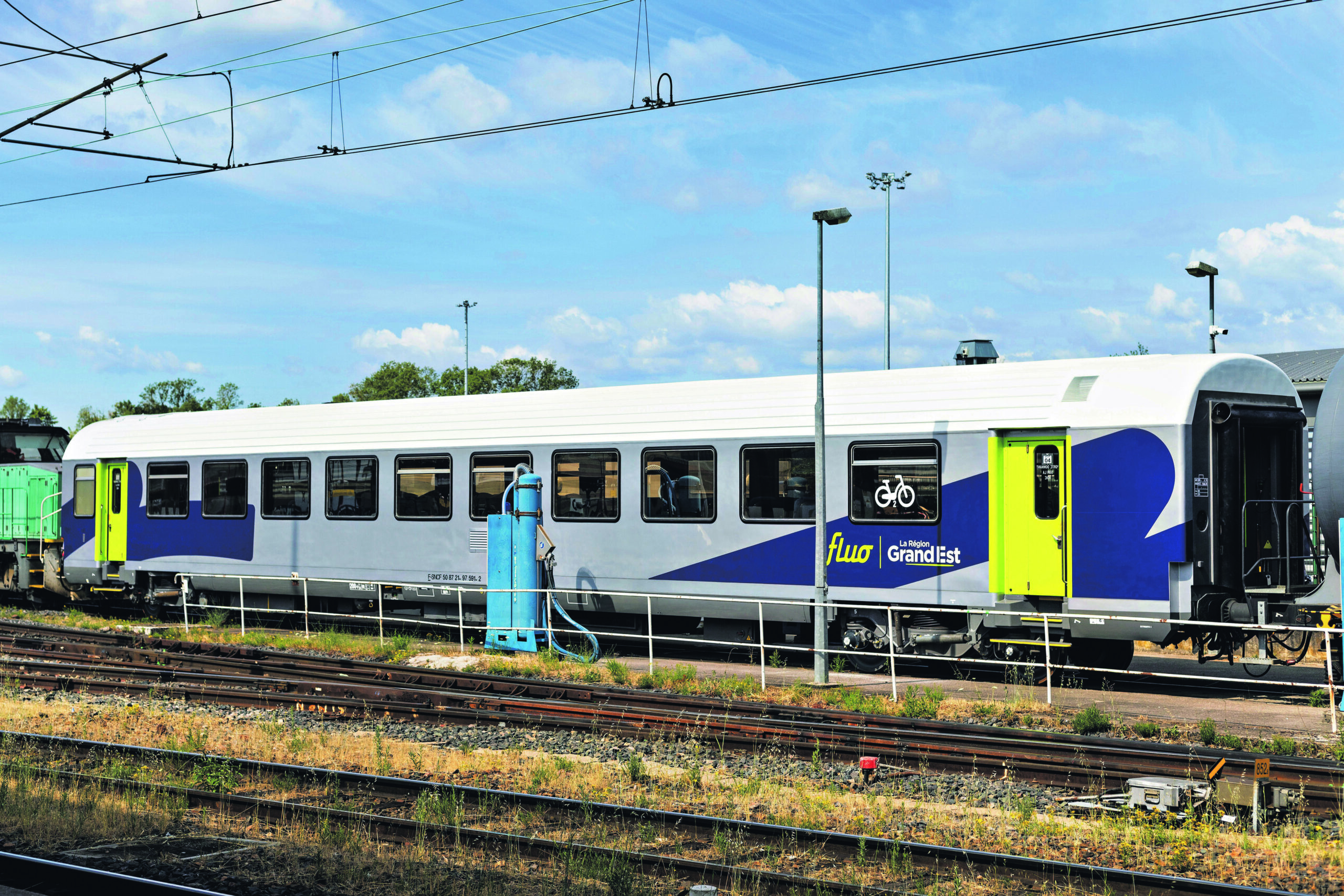 La nouvelle livrée « coup de pinceau » 1 En gare de Strasbourg, une voiture individuelle Corail Grand Est stationne, fraîchement sortie de rénovation, arborant le nouveau gimmick "coup de pinceau" Grand Est, que les AGC et 2NNG de la même région portent également. On note également la peinture du toit en blanc, comme certaines voitures Intercités, sans doute pour faire face aux fortes chaleurs en été et ainsi moins solliciter la climatisation. © Emmanuel Brémont