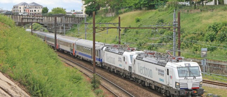 Les Vectron accélèrent leur campagne d’essais en Sologne 2 « Angéline » et « Sophie » testent leur pantographe entre Les Aubrais et Vierzon (C. Masse)