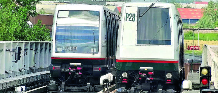 Lille va rénover 60 rames de métro 2 Une rame VAL 208 (1999) croise une rame VAL 206 (1983) sur le réseau lillois, pionnier du métro automatique.