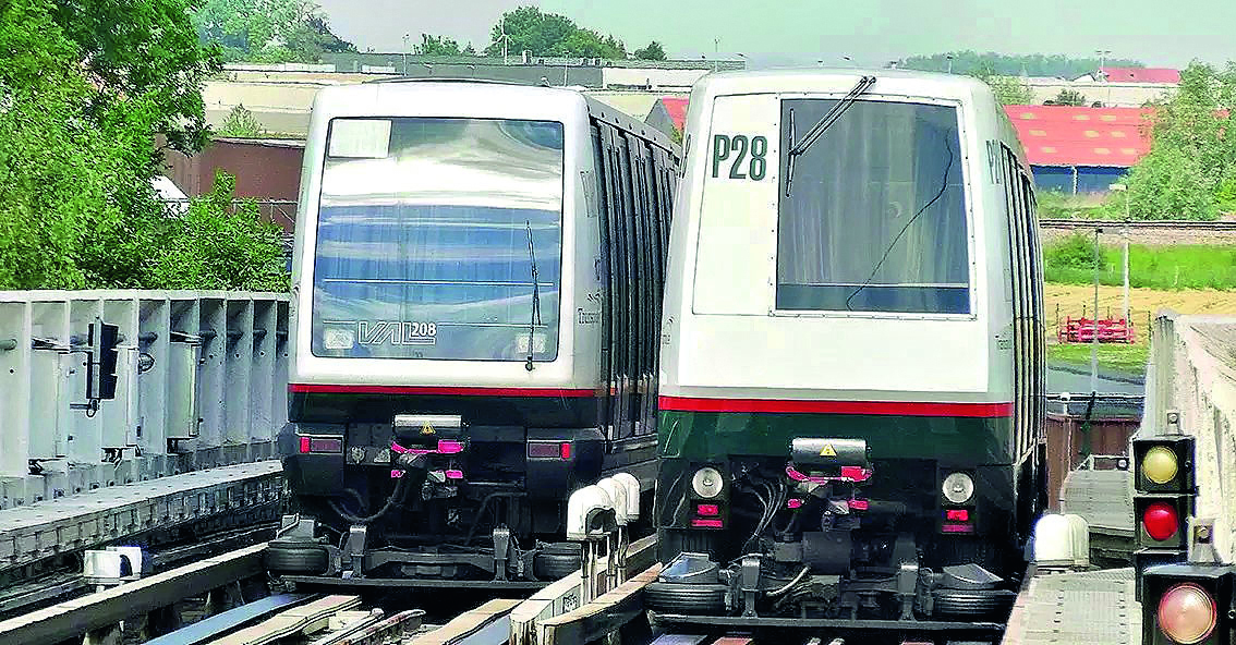 Lille va rénover 60 rames de métro 1 Une rame VAL 208 (1999) croise une rame VAL 206 (1983) sur le réseau lillois, pionnier du métro automatique.