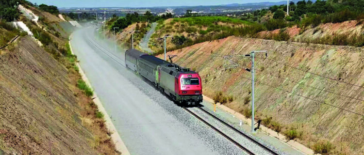 Portugal : La ligne Évora – Elva bientôt en service 2 Vue sur le premier train d’essai circulant sur la nouvelle ligne Évora – Elva (4 août 2026) Crédit photo : Infraestruturas de Portugal