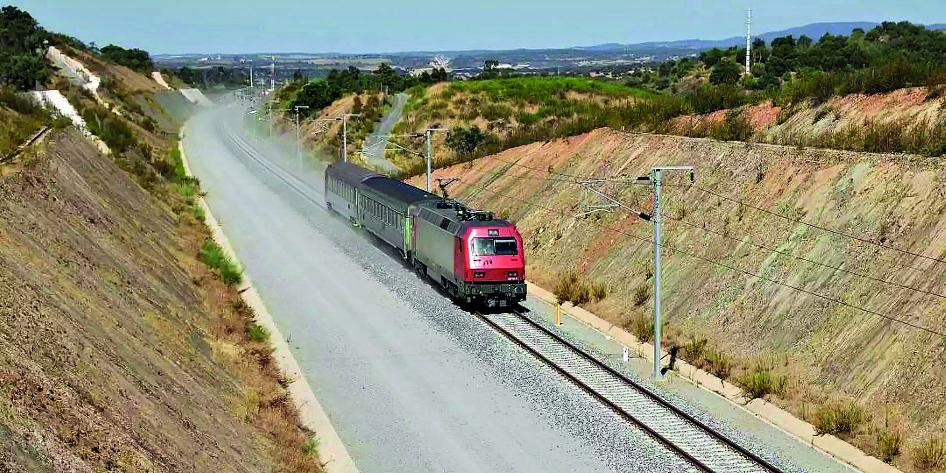 Portugal : La ligne Évora – Elva bientôt en service 1 Vue sur le premier train d’essai circulant sur la nouvelle ligne Évora – Elva (4 août 2026) Crédit photo : Infraestruturas de Portugal