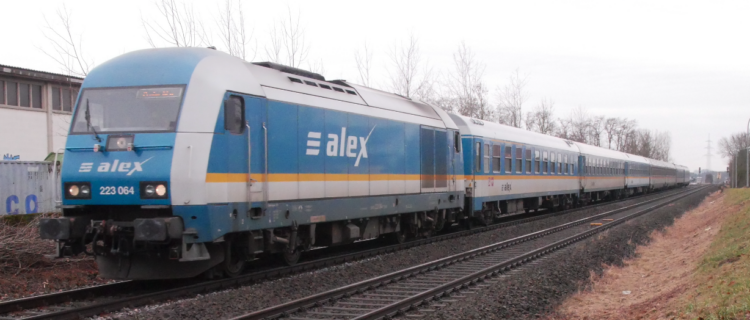 L’Allemagne : Die Länderbahn reconduit au moins pour trois ans sur la RE25 2 Légende de la photo : 2120591 : Le train RE25 355 Munich Hbf – Prague hl.n. remorqué par la locomotive diesel 228 064 en livrée Alex est aperçu peu avant la gare de Regenstauf (2 février 2024) 13 h 30 Crédit photo : Luc Levert