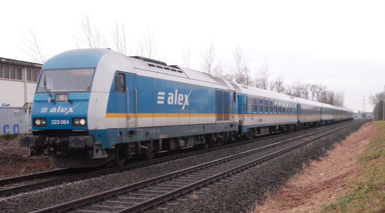 L’Allemagne : Die Länderbahn reconduit au moins pour trois ans sur la RE25 2 Légende de la photo : 2120591 : Le train RE25 355 Munich Hbf – Prague hl.n. remorqué par la locomotive diesel 228 064 en livrée Alex est aperçu peu avant la gare de Regenstauf (2 février 2024) 13 h 30 Crédit photo : Luc Levert