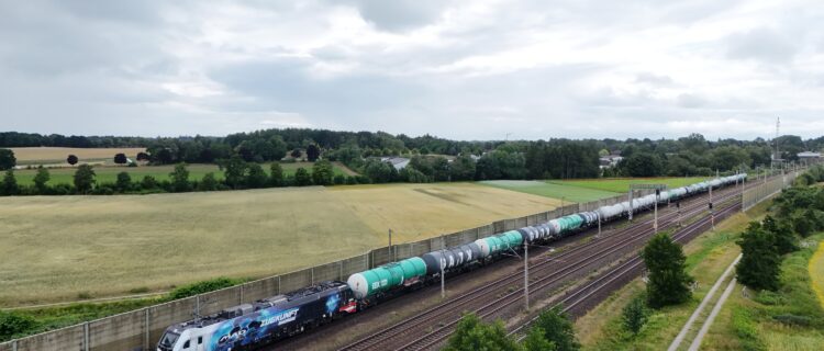 Suisse : ELP commande auprès de Stadler 20 EuroDual supplémentaires 2 DJI 507: Un train de wagons-citernes transportant du biofuel pour le compte de M.A.D. LogistIk remorqué par l’EuroDual 159 208-8 appartenant à ELPet louée à l’opérateur fret BSAS EisenbahnVerkehrs GmbH est aperçu peu avant la gare d’Ashausen (8 juillet 2025) Crédit photo Luc LEVERT