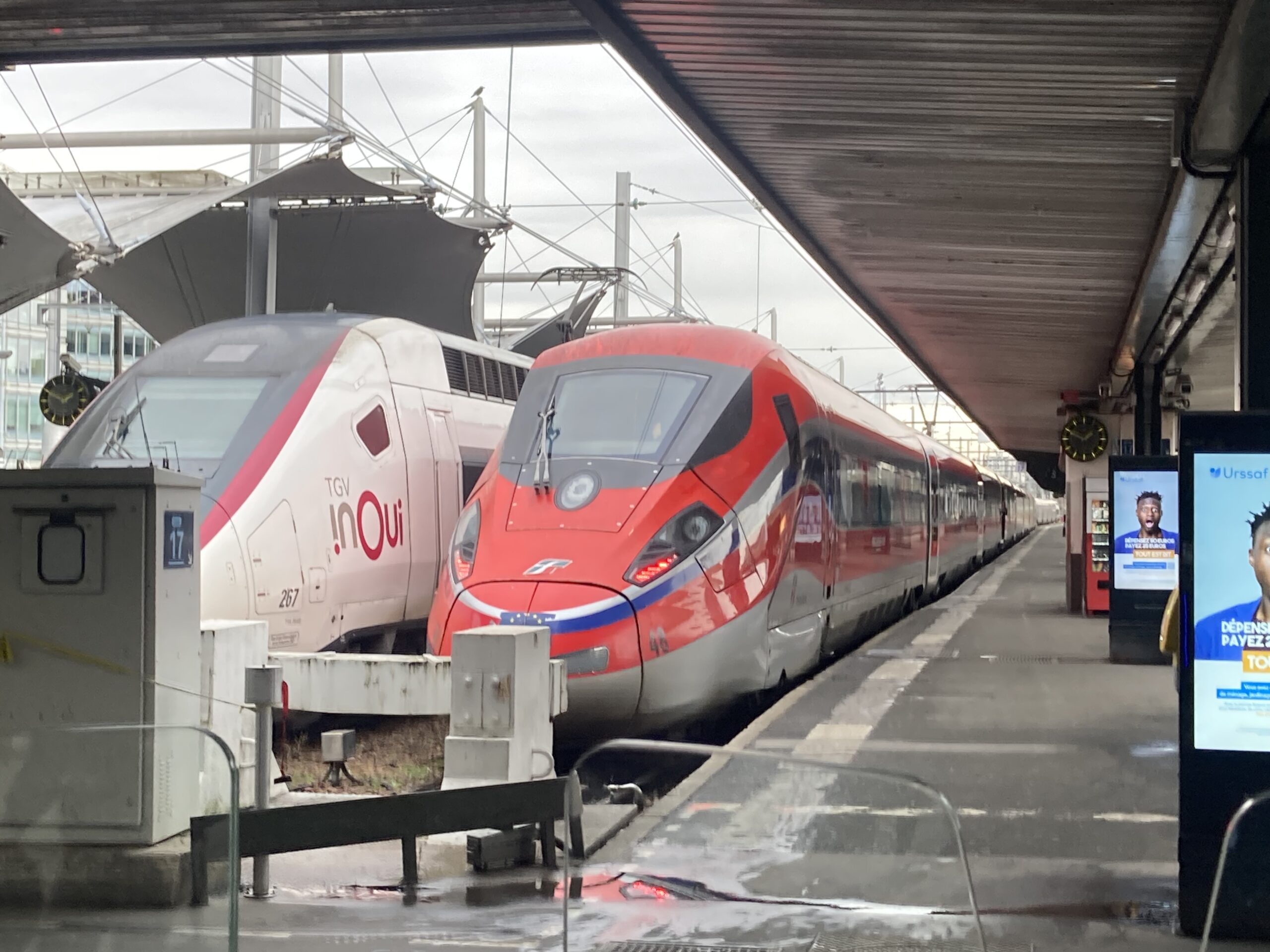 Les FS commandent 19 Frecciarossa supplémentaires 1 IMG 0348 : La Frecciarossa n° 48 de Trenitalia stationne à Paris gare de Lyon à côté de la rame TGV Duplex 267 (25 décembre 2022) Crédit photo : Luc Levert