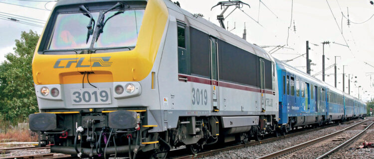 Luxembourg : fin de carrière pour les 3000 des CFL 2 Le train Connecting Europe Express 18500 Schaerbeek - Bettembourg, avec en tête la 3019 qui le remorque depuis Arlon, entre en gare de Bettembourg (5 octobre 2021).