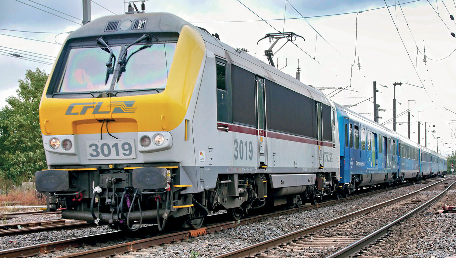 Luxembourg : fin de carrière pour les 3000 des CFL 2 Le train Connecting Europe Express 18500 Schaerbeek - Bettembourg, avec en tête la 3019 qui le remorque depuis Arlon, entre en gare de Bettembourg (5 octobre 2021).