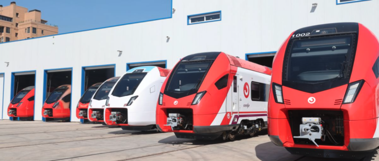 Espagne : Les premières automotrices série 453 en service à Madrid 2 Sept rames automotrices de banlieue série 453 stationnent sur un site Stadler (25 août 2025) Crédit-photo : Stadler Rail