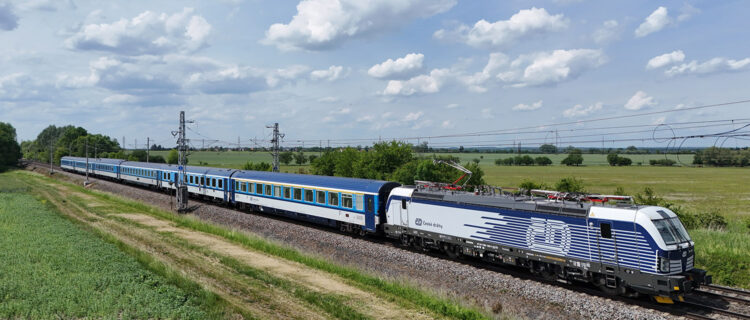 République tchèque : Les 50 Vectron 230 toutes livrées aux ČD 4 DJI 016 : Le train Slovácký expres R 891 Praha Vršovice – Staré Město u Uherského Hradiště, remorqué par la Vectron 230 384 028-7, est aperçu peu avant la gare de Pardubice-Opočinek (2 juin 2026). Crédit photo : Luc LEVERT