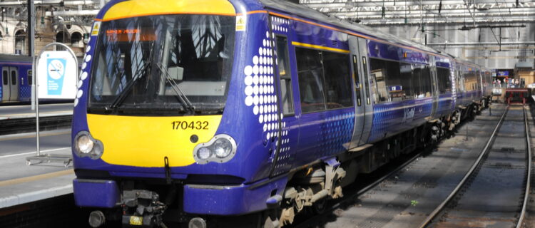 Écosse : Cinq constructeurs présélectionnés pour la fourniture à ScotRail d’automotrices à batteries 4 Le Turbostar diesel 170 432 de ScotRail stationne entre deux missions en gare de Glasgow Central (31 mai 2016) Crédit photo Luc LEVERT
