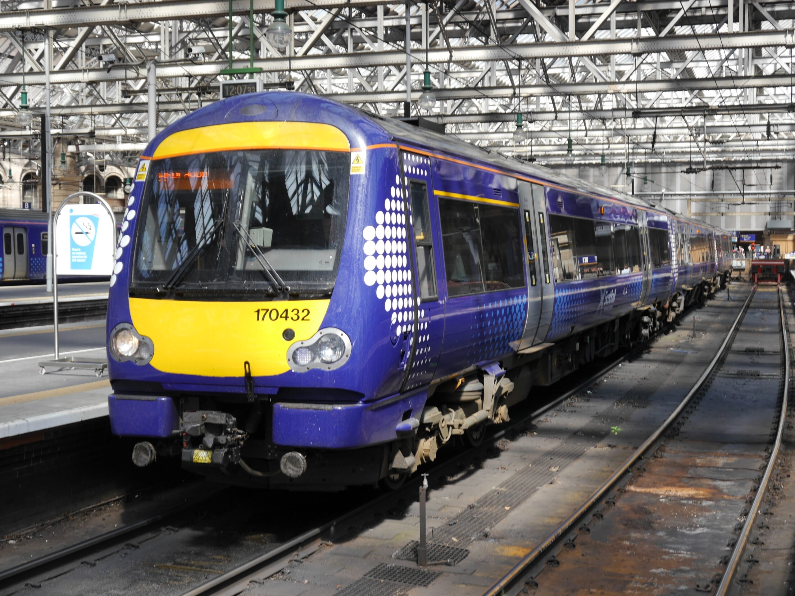 Écosse : Cinq constructeurs présélectionnés pour la fourniture à ScotRail d’automotrices à batteries 2 Le Turbostar diesel 170 432 de ScotRail stationne entre deux missions en gare de Glasgow Central (31 mai 2016) Crédit photo Luc LEVERT