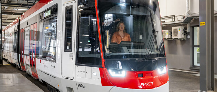 Pays-Bas : Un tram Tina pour La Haye présenté par HTM 2 La rame Tina 7001 de HTM stationne dans un atelier (4 septembre 2026). Crédit photo : Stadler Rail
