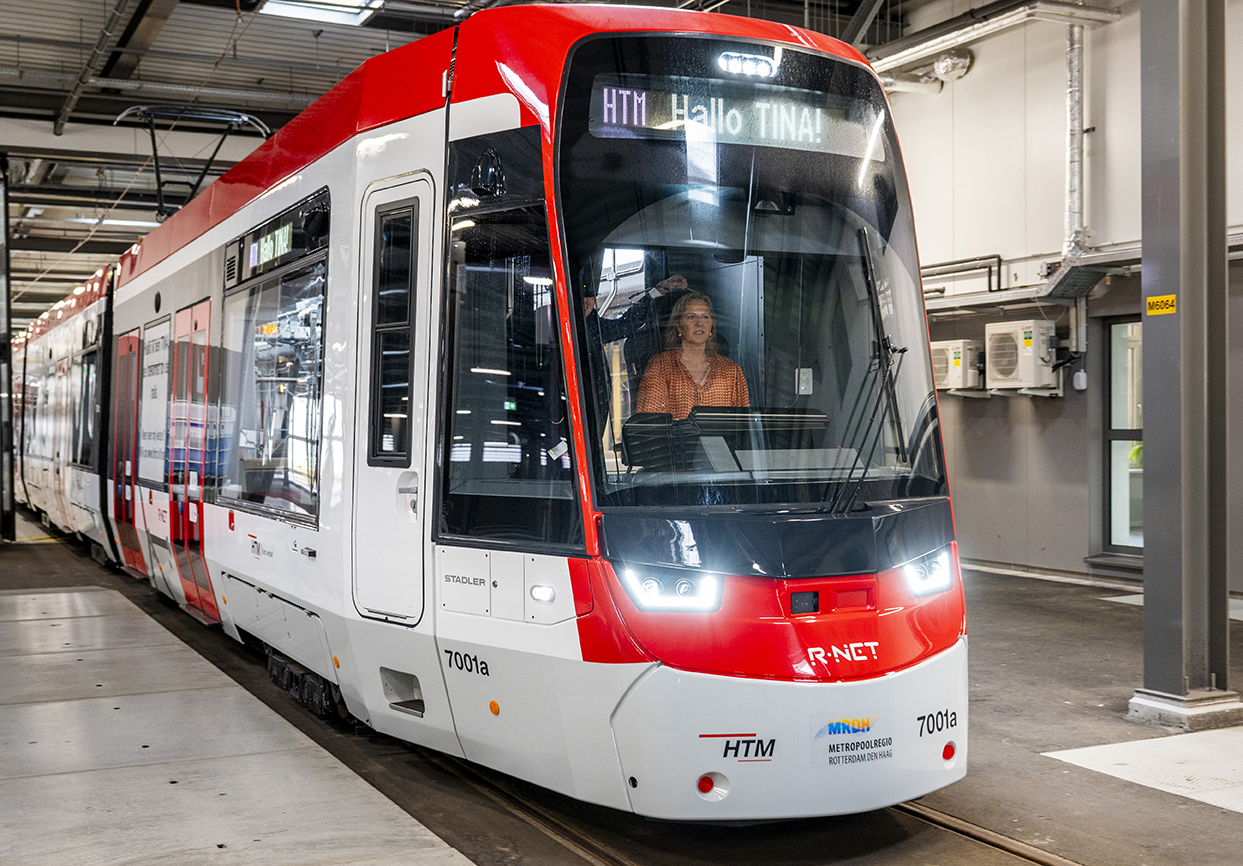 Pays-Bas : Un tram Tina pour La Haye présenté par HTM 1 La rame Tina 7001 de HTM stationne dans un atelier (4 septembre 2026). Crédit photo : Stadler Rail