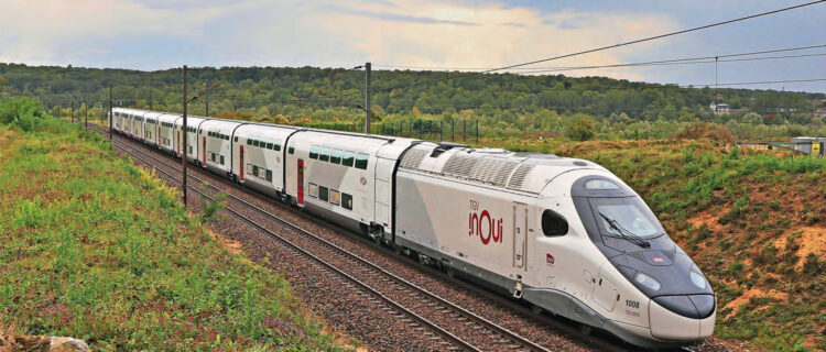 La révolution du TGV M 2 Dans sa livrée inOui définitive, la rame 1008, arrivée à l’été 2025 au technicentre de Villeneuve-Saint-Georges, avait effectué sa marche de réception « ligne classique » le 4 septembre, entre Villeneuve et Châlons-en-Champagne. Elle est vue ici à hauteur de Changis-sur-Marne (C. Masse).