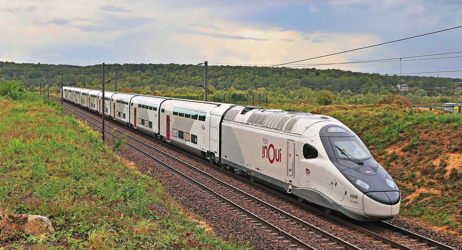 La révolution du TGV M 1 Dans sa livrée inOui définitive, la rame 1008, arrivée à l’été 2025 au technicentre de Villeneuve-Saint-Georges, avait effectué sa marche de réception « ligne classique » le 4 septembre, entre Villeneuve et Châlons-en-Champagne. Elle est vue ici à hauteur de Changis-sur-Marne (C. Masse).
