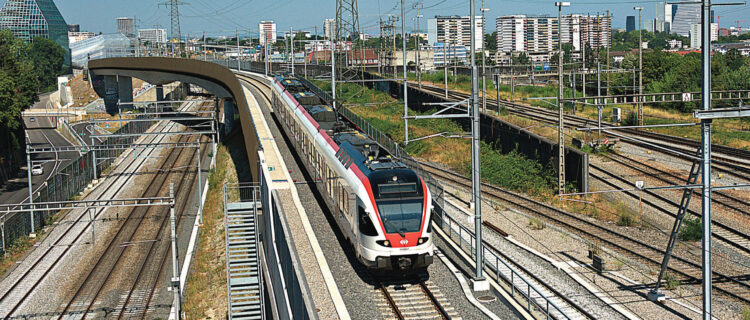 Suisse : le RER international de Bâle prend forme grâce à trireno 2 Le nouvel itinéraire permettant de déconflictualiser les circulations entre Bâle et Muttenz, avec ici une mission S3 Laufon - Olten cadencée à la demi-heure (9 juillet 2026).