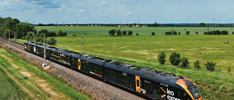 Les ambitions européennes de Leo Express 2 Le Flirt 480 001 de Leo Express, qui assure le train LE 413 Prague hl.n. - Varsovie Wschodnia, arrivera dans quelques minutes à la halte de Pardubice-Opočínek (2 juin 2026).