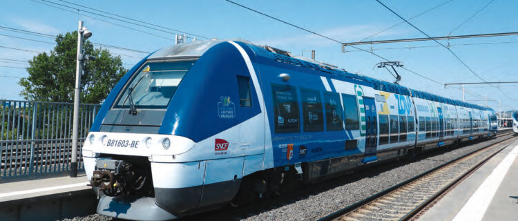 Le premier train à batteries pour Provence-Alpes-Côte d’Azur 2 Le B 81603/04-BE, qui vient d’assurer la marche d’essais 741341, rentre sur la voie A de la gare d’Avignon-TGV. Cette portion de ligne étant électrifiée, le BGC roule en mode électrique afin de recharger ses batteries. Pour le différencier des autres BGC de la série, le numéro du BGC est suivi des lettres BE sur le front de caisse et un logo a été apposé sur le côté de chaque vitre latérale de la cabine (1er juillet 2026).