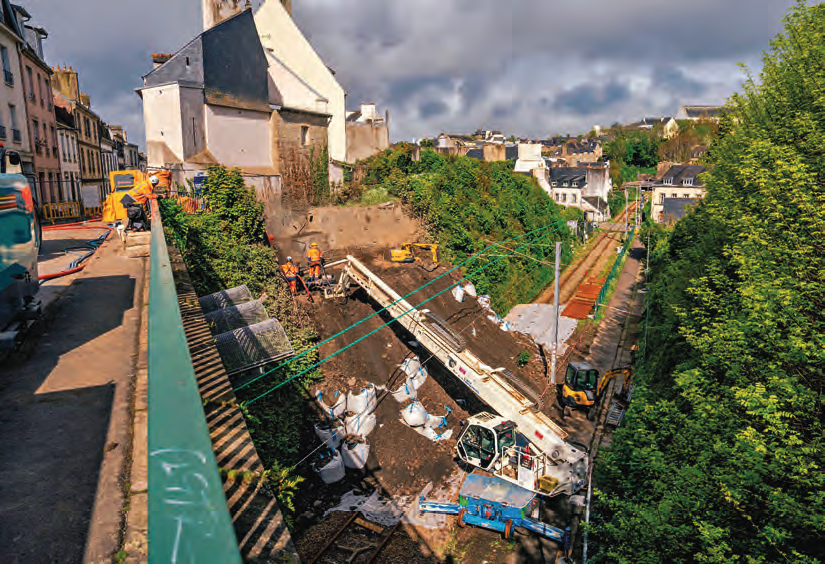 Le réseau affronte les aléas du climat 1 Affaissement de talus sur les voies à Châteaulin (février 2026).