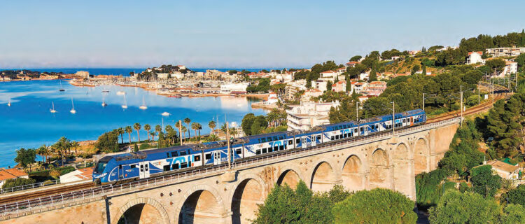 TRANSDEV SUR MARSEILLE - NICE : Le bilan au premier anniversaire 4 Assurant un train Transdev Marseille - Nice, la Z 59021/22 franchit le viaduc de Bandol au petit matin (22 mai 2026 ; L. Battestini).