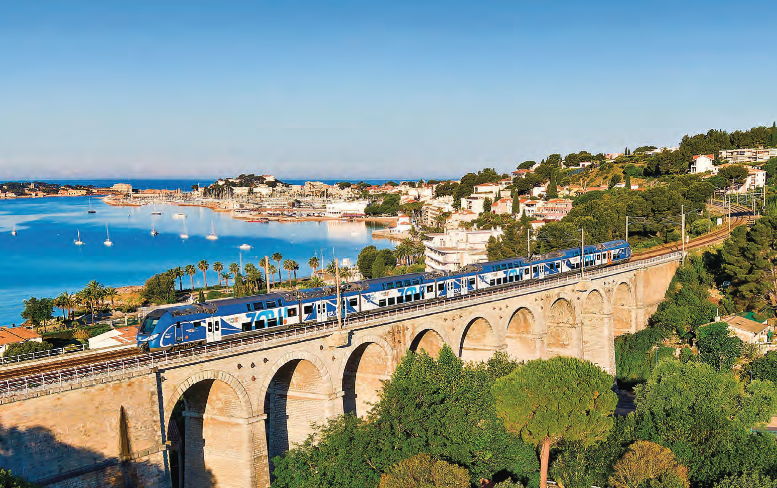 TRANSDEV SUR MARSEILLE - NICE : Le bilan au premier anniversaire 2 Assurant un train Transdev Marseille - Nice, la Z 59021/22 franchit le viaduc de Bandol au petit matin (22 mai 2026 ; L. Battestini).