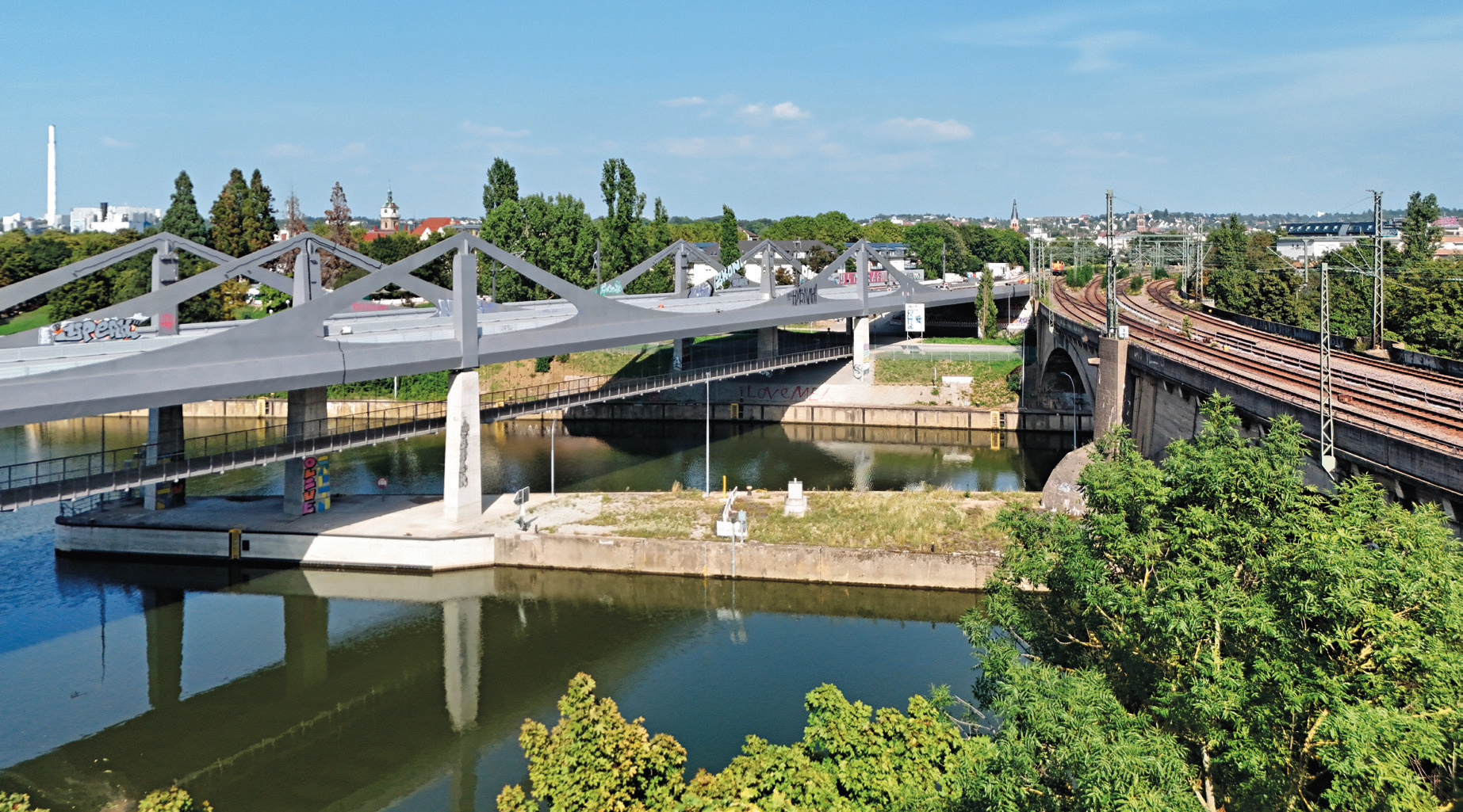 Stuttgart 21 : le grand chantier allemand reporté à 2033 2 Le nouveau pont sur le Neckar de la ligne de la S-Bahn Stuttgart-Bad Cannstatt - Mittnachtstraße, en cours de construction dans le cadre de Stuttgart 21 ; à droite on aperçoit le pont de la ligne actuelle Stuttgart-Bad Cannstatt - Stuttgart Hbf (14 août 2025).