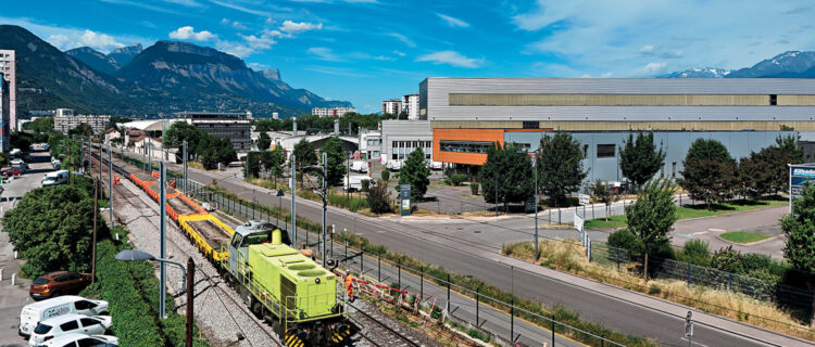 SERM DE GRENOBLE : Deux gros chantiers stratégiques menés de front 2 Le ballastage étant terminé, le train de travaux avec la locomotive diesel G 1206 1381, initialement sur la voie 2, circule à faible vitesse en direction de Grenoble, en empruntant la nouvelle communication V2/V1 (14 juin 2026).
