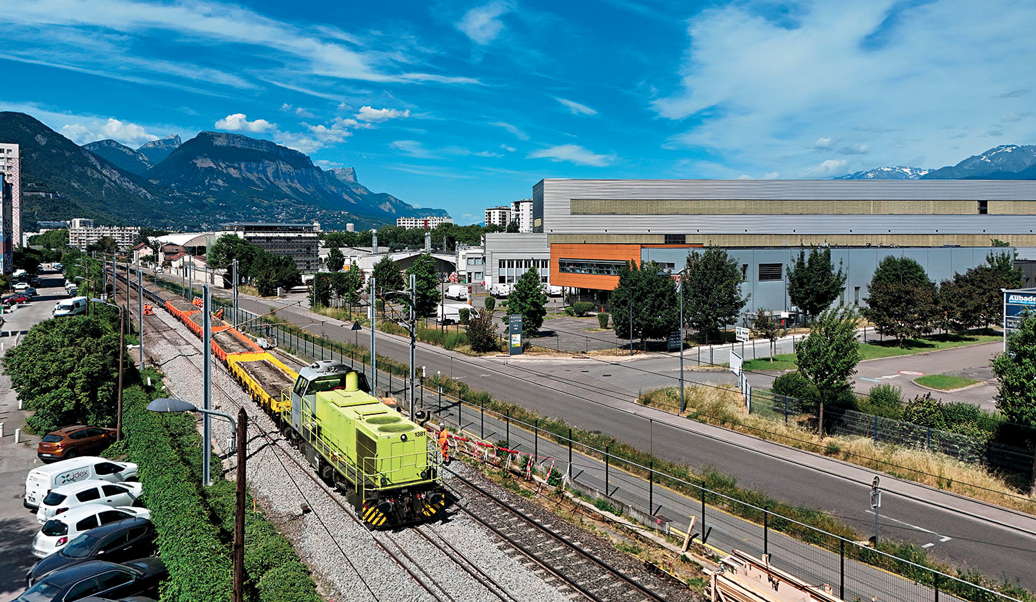 SERM DE GRENOBLE : Deux gros chantiers stratégiques menés de front 2 Le ballastage étant terminé, le train de travaux avec la locomotive diesel G 1206 1381, initialement sur la voie 2, circule à faible vitesse en direction de Grenoble, en empruntant la nouvelle communication V2/V1 (14 juin 2026).