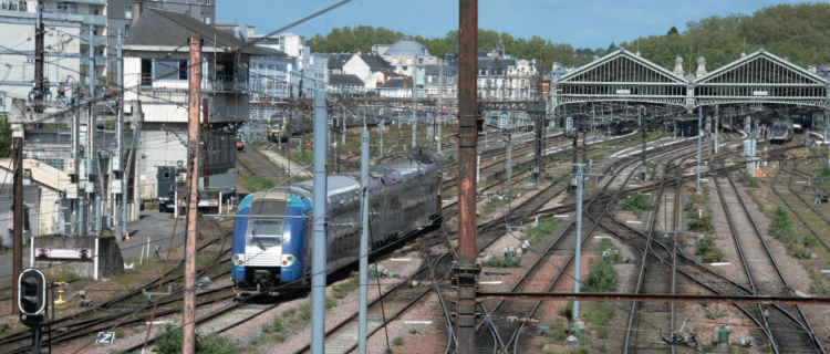 Chasse à l’irrégularité en gare de Tours 2 Vue générale de la gare de Tours avec le chantier lavage à gauche, la grande halle voyageurs avec les voies à quai au milieu et le faisceau remisage PV à droite (24 avril 2024).