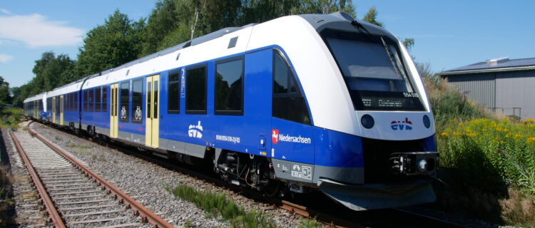 Allemagne : EVB reconduit sur la RB33 pour 10 ans 2 180 0418 : Le train RB 82622 Buxtehude – Bremerhaven Hbf, assuré par les iLint d'EVB 554 011/511 et 554 010/510 en UM, arrive en gare d'Apensen à 13 h 43 (10 août 2022)