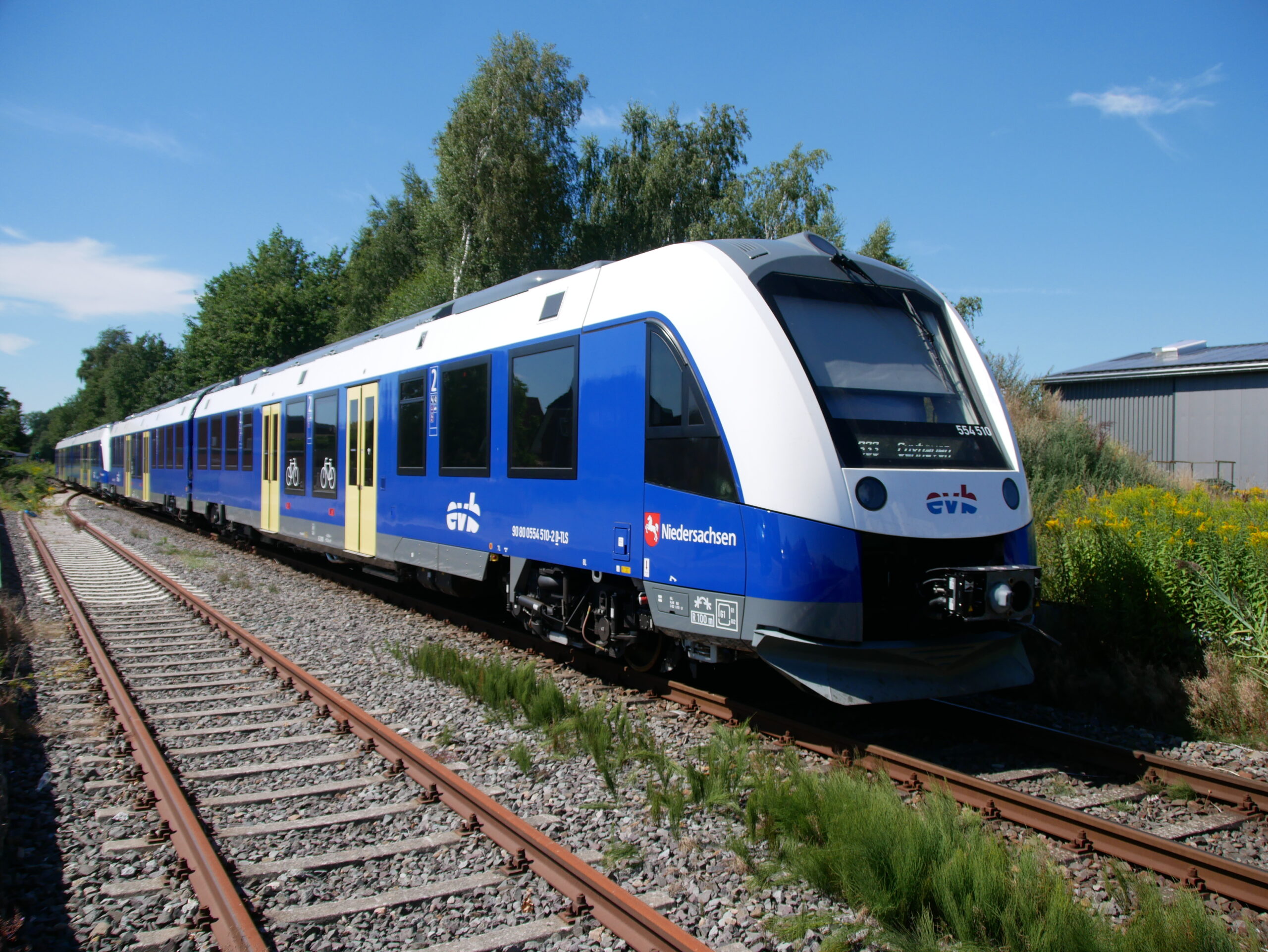 Allemagne : EVB reconduit sur la RB33 pour 10 ans 1 180 0418 : Le train RB 82622 Buxtehude – Bremerhaven Hbf, assuré par les iLint d'EVB 554 011/511 et 554 010/510 en UM, arrive en gare d'Apensen à 13 h 43 (10 août 2022)