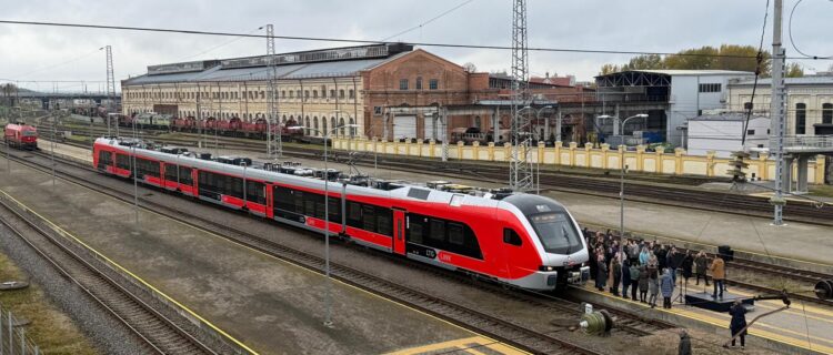 Lituanie : Les nouveaux Flirt 3 de LTG Link bientôt en service 2 Le Flirt 0952 001 est présenté aux officiels et à la presse en gare de Vilnius (28 octobre 2025) Crédit photo : Stadler Rail